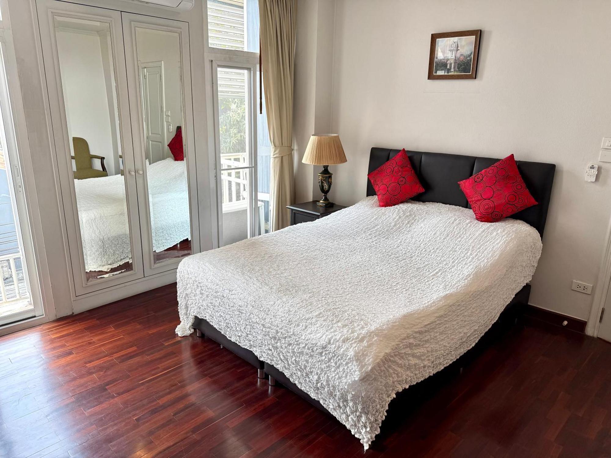 Samsen Suites Spacious 2Br Contemporary Thai Style Бангкок Экстерьер фото