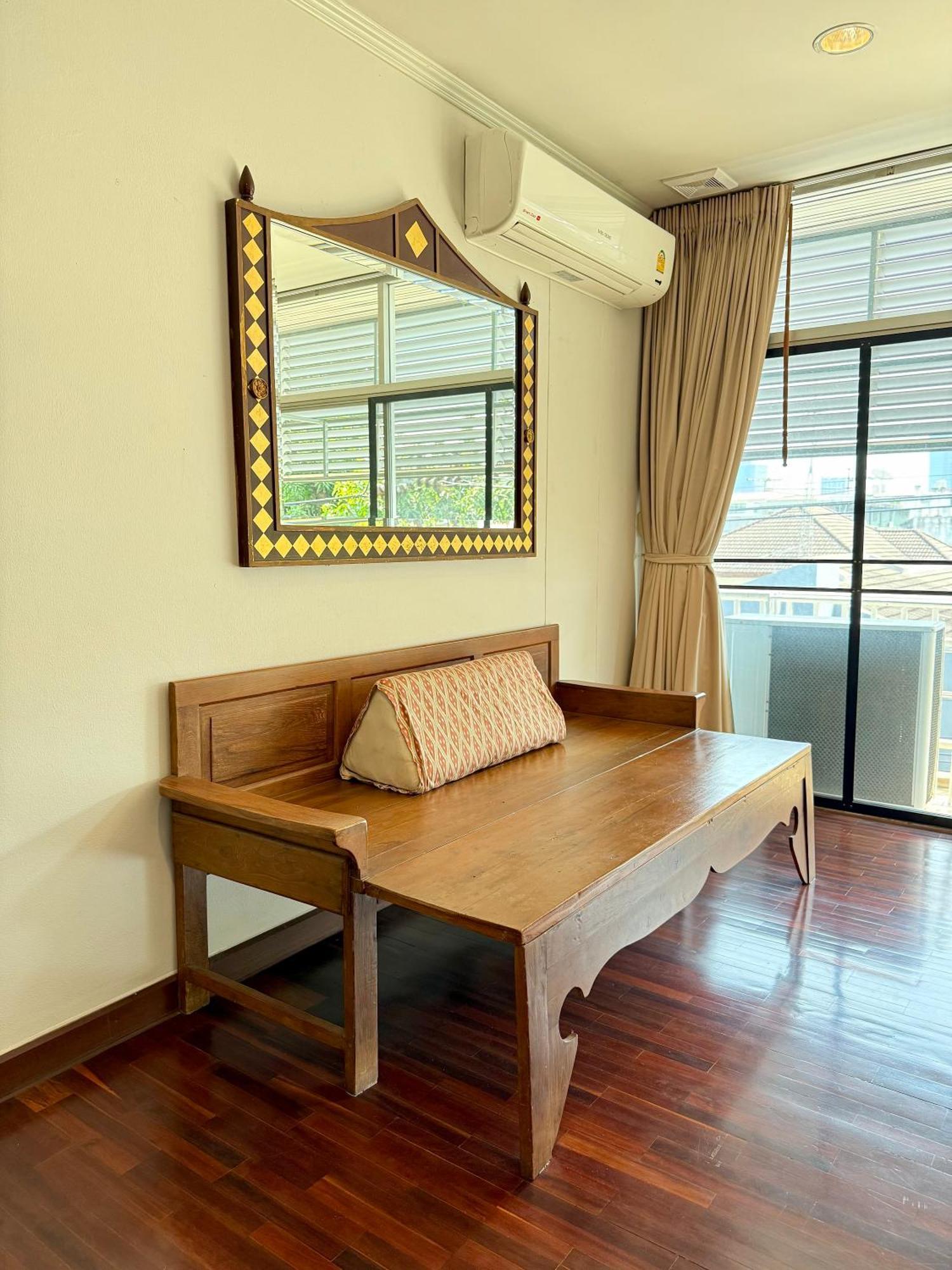 Samsen Suites Spacious 2Br Contemporary Thai Style Бангкок Экстерьер фото