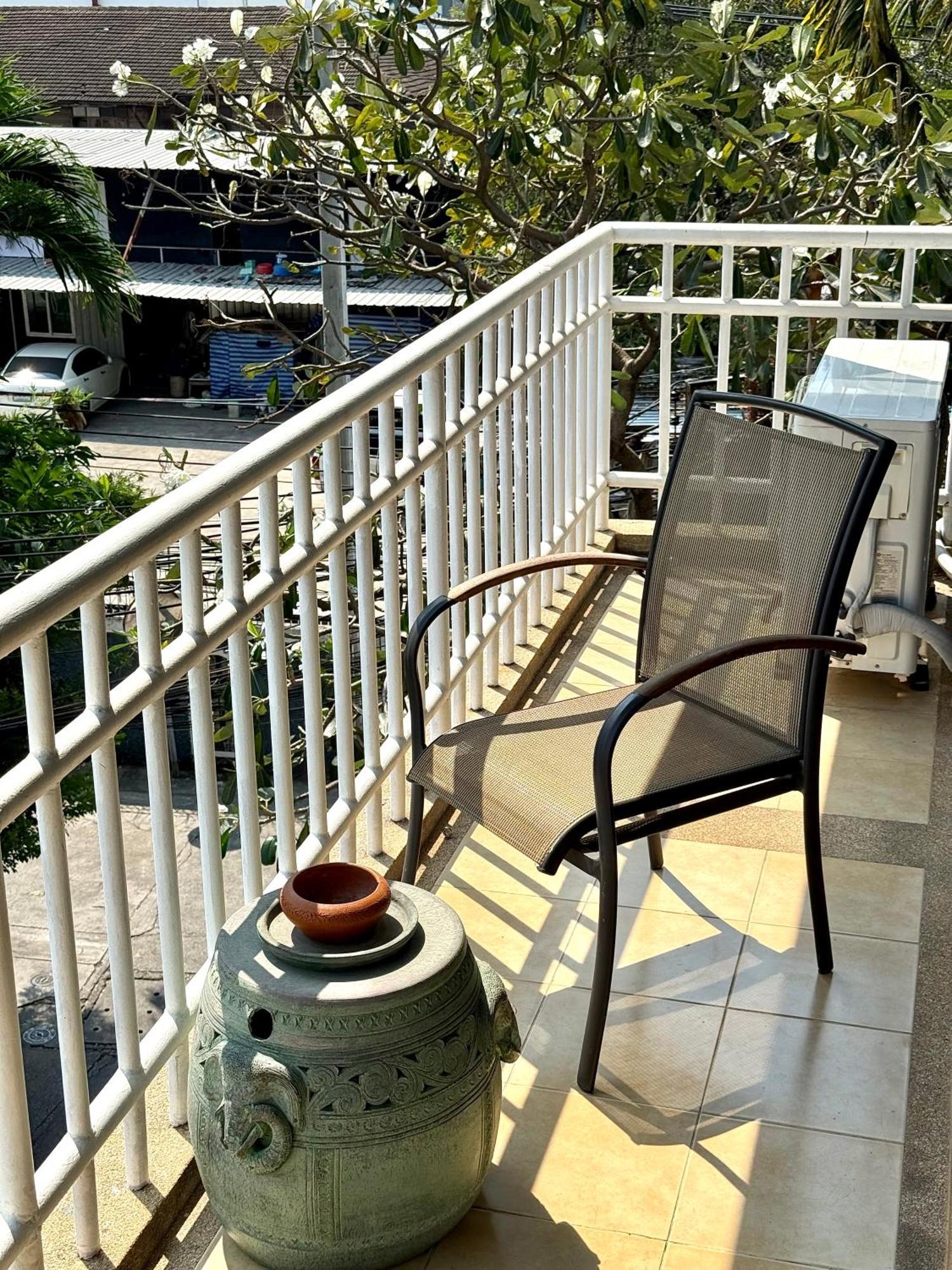 Samsen Suites Spacious 2Br Contemporary Thai Style Бангкок Экстерьер фото